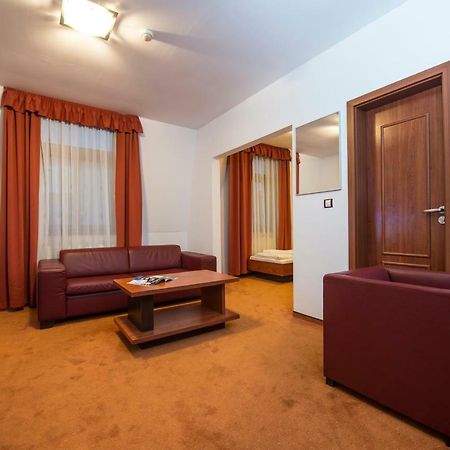 Garni Hotel Praha เตรนชิอาสกี เตปลิตเซ ภายนอก รูปภาพ