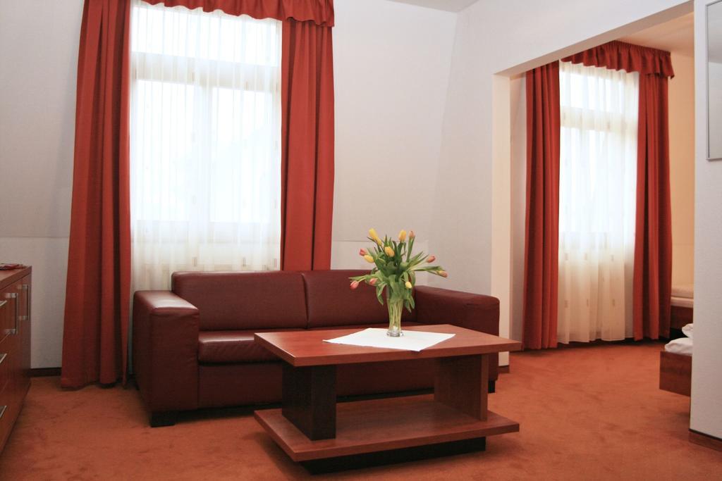 Garni Hotel Praha เตรนชิอาสกี เตปลิตเซ ภายนอก รูปภาพ