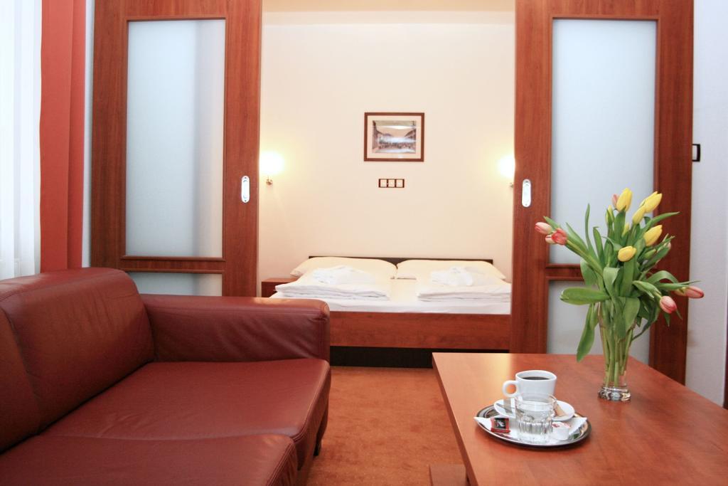 Garni Hotel Praha เตรนชิอาสกี เตปลิตเซ ภายนอก รูปภาพ