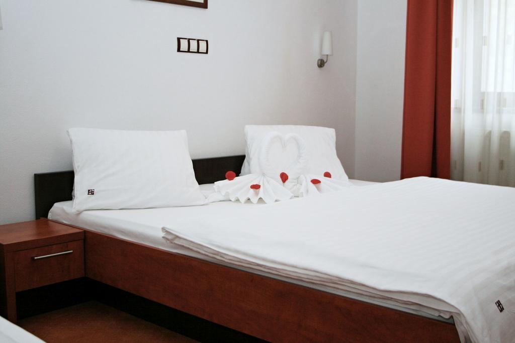 Garni Hotel Praha เตรนชิอาสกี เตปลิตเซ ภายนอก รูปภาพ