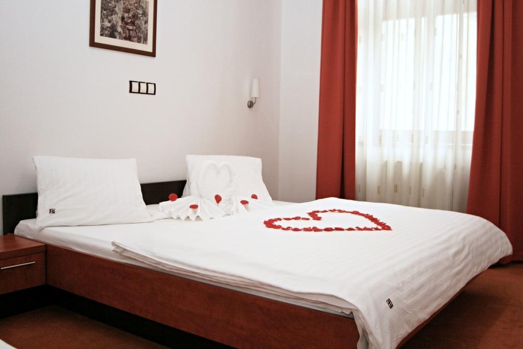 Garni Hotel Praha เตรนชิอาสกี เตปลิตเซ ภายนอก รูปภาพ