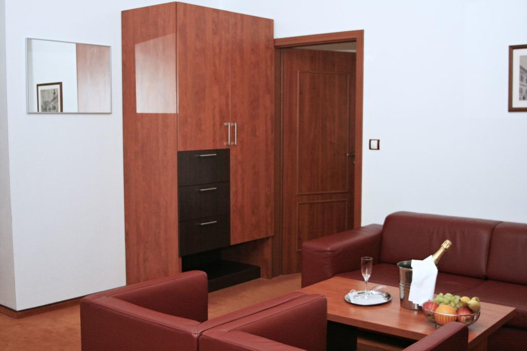 Garni Hotel Praha เตรนชิอาสกี เตปลิตเซ ภายนอก รูปภาพ
