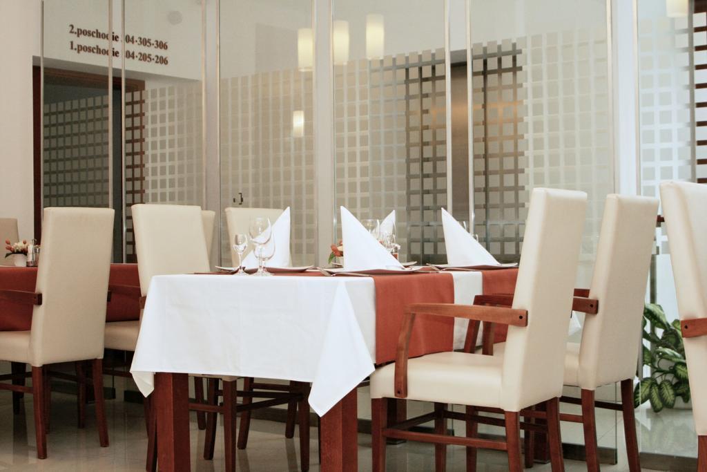 Garni Hotel Praha เตรนชิอาสกี เตปลิตเซ ภายนอก รูปภาพ