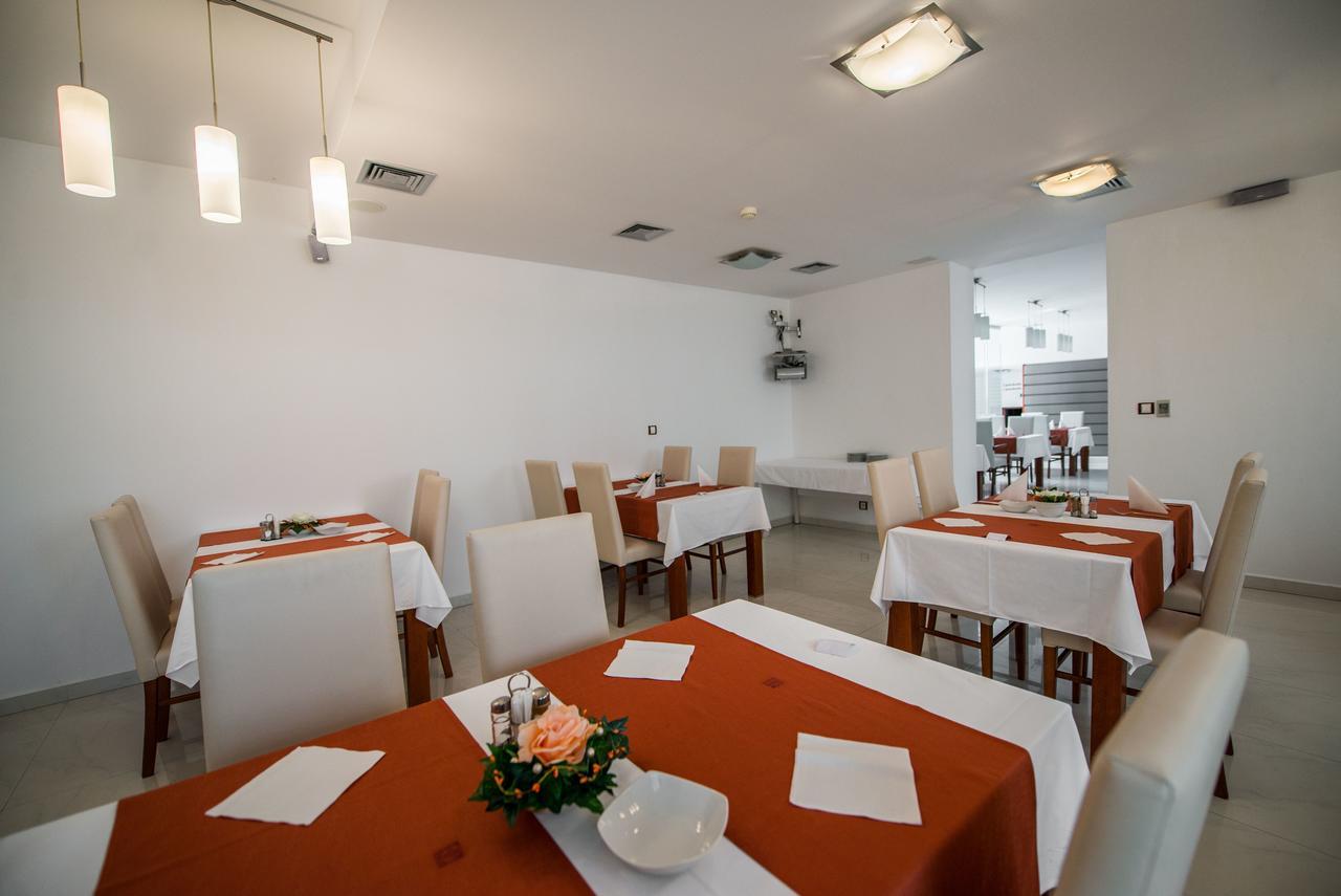 Garni Hotel Praha เตรนชิอาสกี เตปลิตเซ ภายนอก รูปภาพ