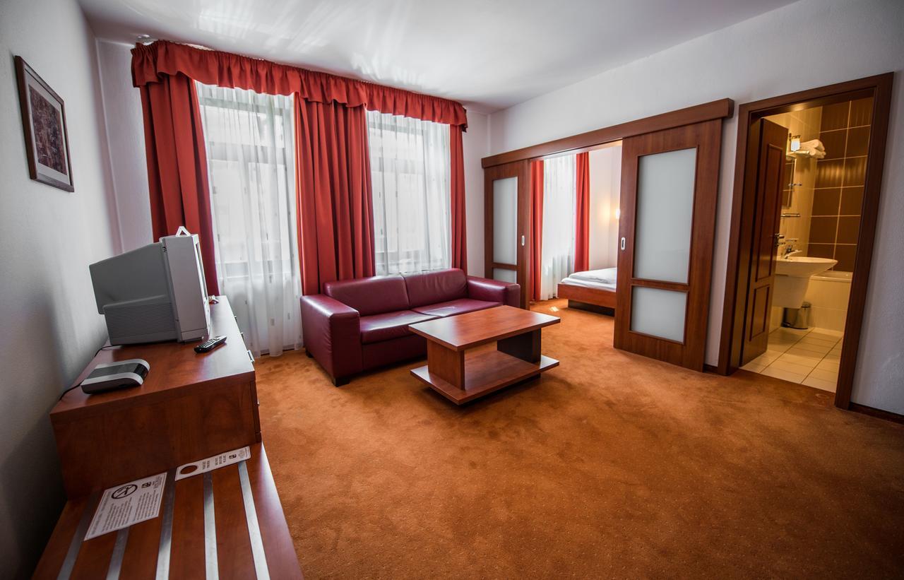Garni Hotel Praha เตรนชิอาสกี เตปลิตเซ ภายนอก รูปภาพ