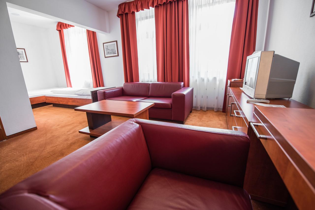 Garni Hotel Praha เตรนชิอาสกี เตปลิตเซ ภายนอก รูปภาพ