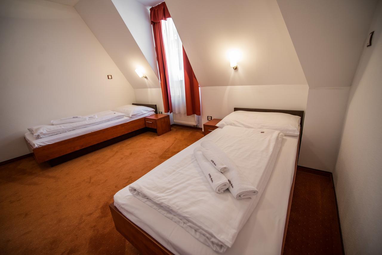 Garni Hotel Praha เตรนชิอาสกี เตปลิตเซ ภายนอก รูปภาพ