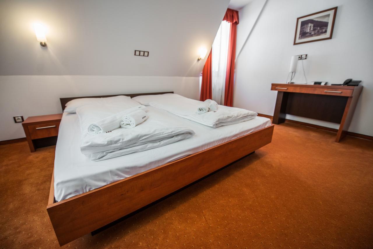 Garni Hotel Praha เตรนชิอาสกี เตปลิตเซ ภายนอก รูปภาพ