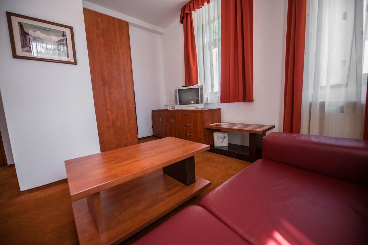 Garni Hotel Praha เตรนชิอาสกี เตปลิตเซ ภายนอก รูปภาพ