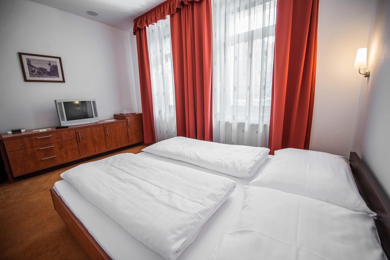 Garni Hotel Praha เตรนชิอาสกี เตปลิตเซ ภายนอก รูปภาพ