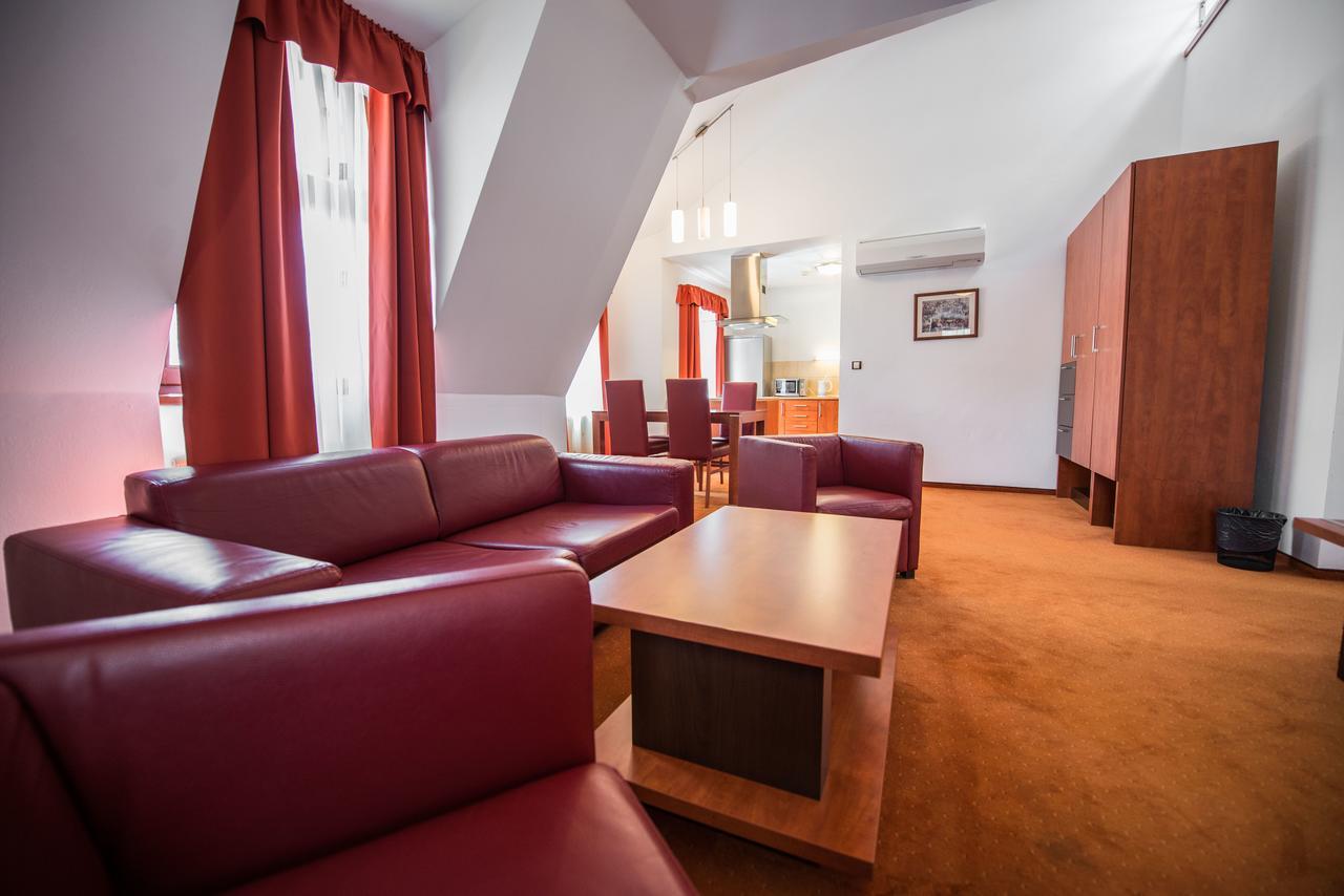 Garni Hotel Praha เตรนชิอาสกี เตปลิตเซ ภายนอก รูปภาพ