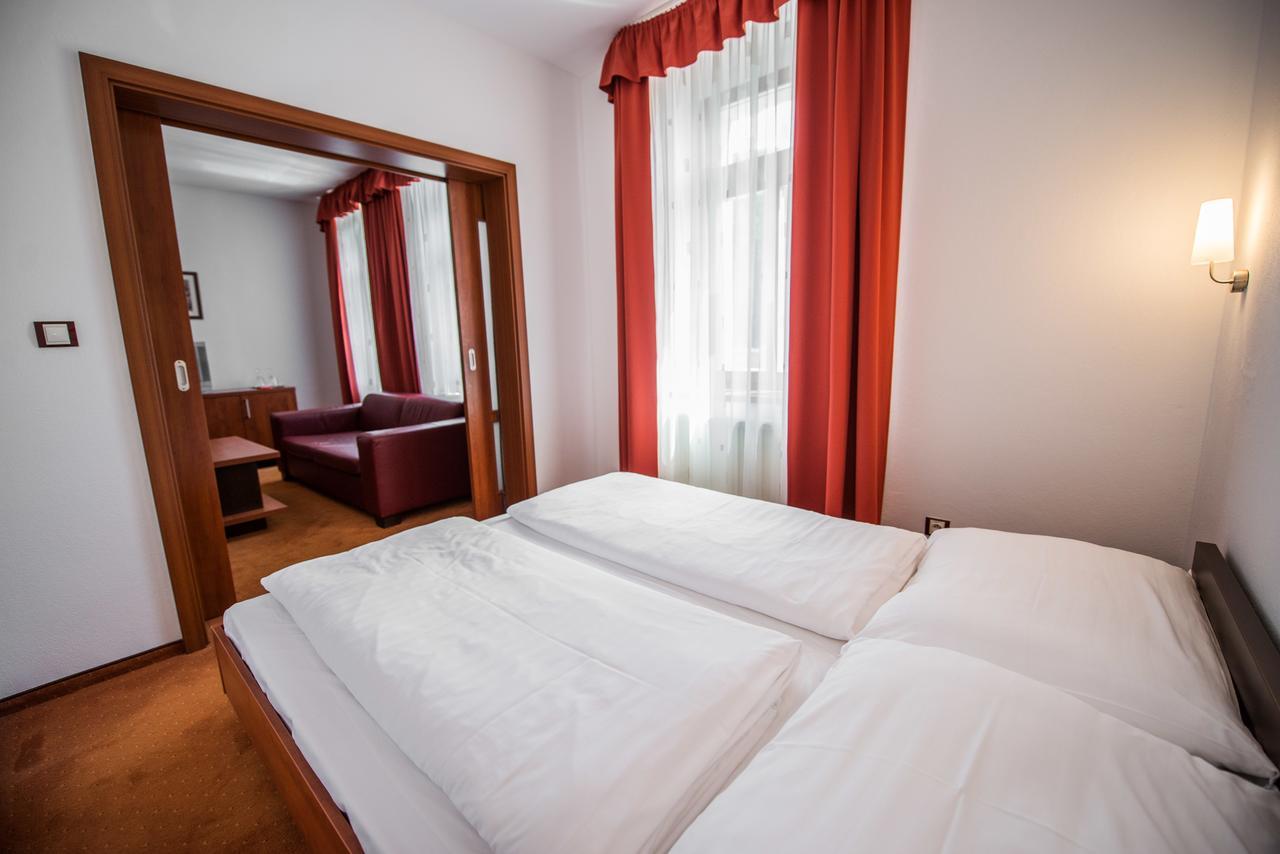 Garni Hotel Praha เตรนชิอาสกี เตปลิตเซ ภายนอก รูปภาพ