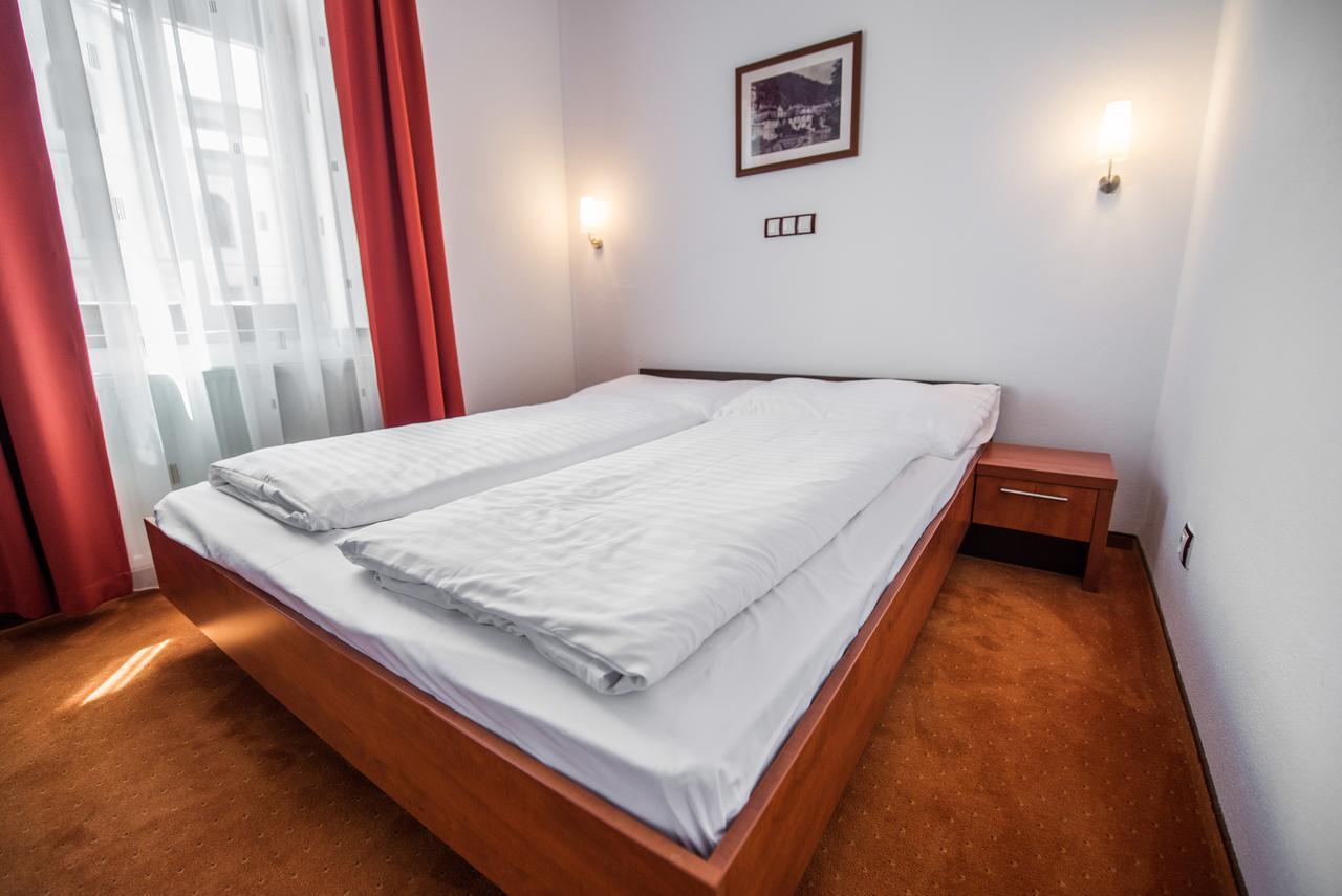 Garni Hotel Praha เตรนชิอาสกี เตปลิตเซ ภายนอก รูปภาพ