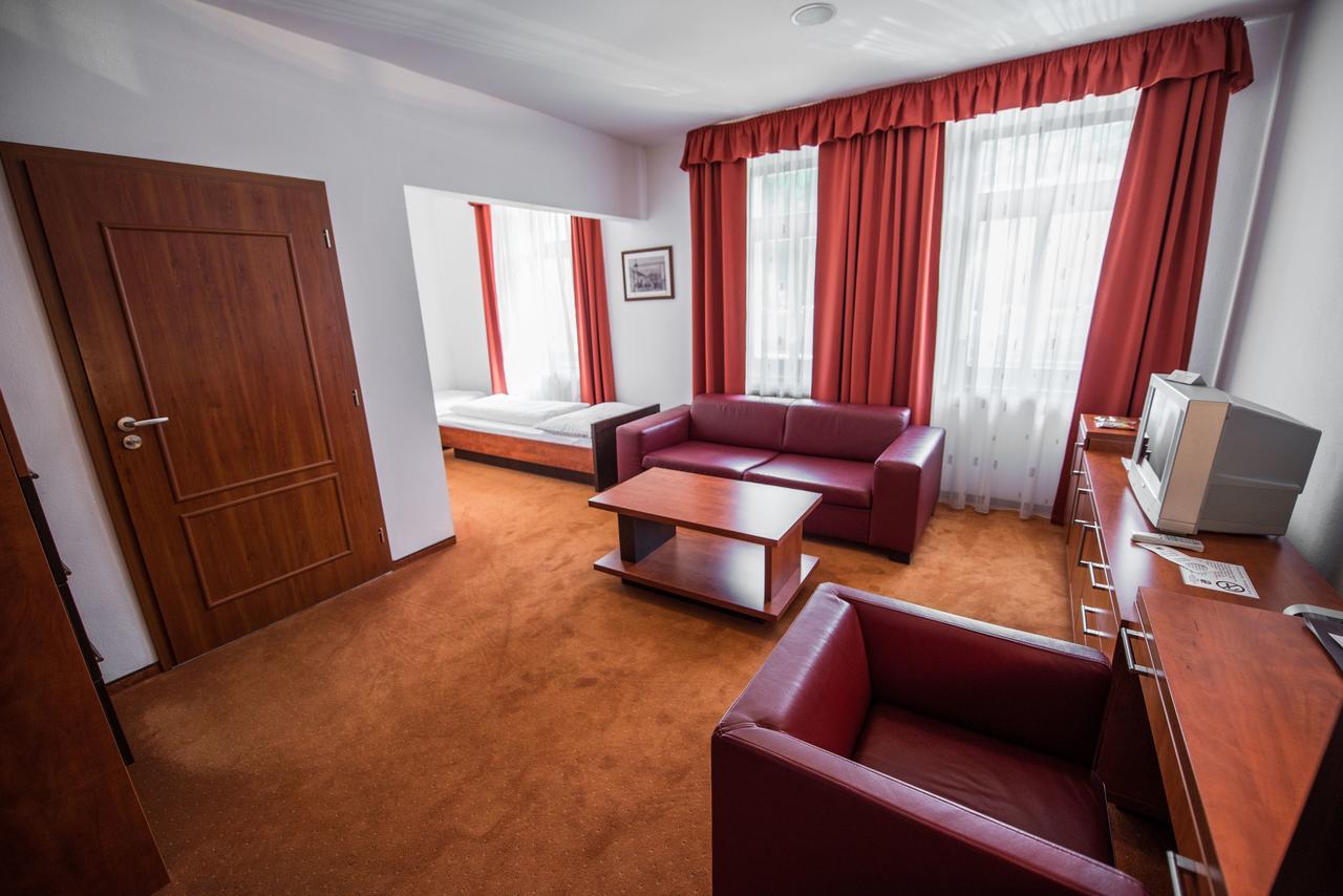 Garni Hotel Praha เตรนชิอาสกี เตปลิตเซ ภายนอก รูปภาพ