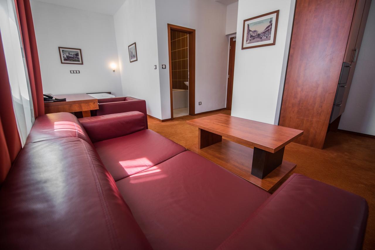 Garni Hotel Praha เตรนชิอาสกี เตปลิตเซ ภายนอก รูปภาพ