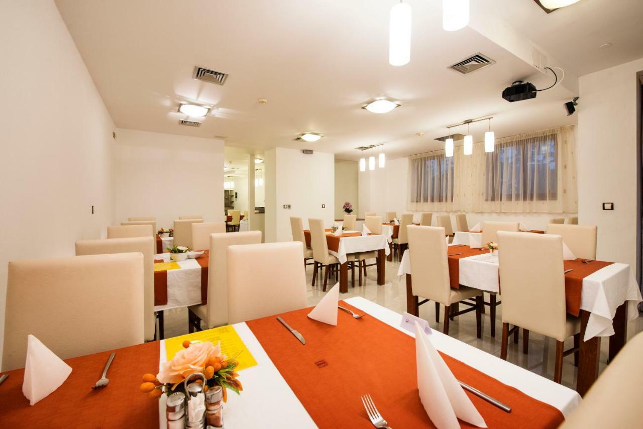 Garni Hotel Praha เตรนชิอาสกี เตปลิตเซ ภายนอก รูปภาพ