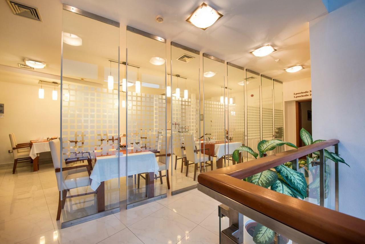 Garni Hotel Praha เตรนชิอาสกี เตปลิตเซ ภายนอก รูปภาพ