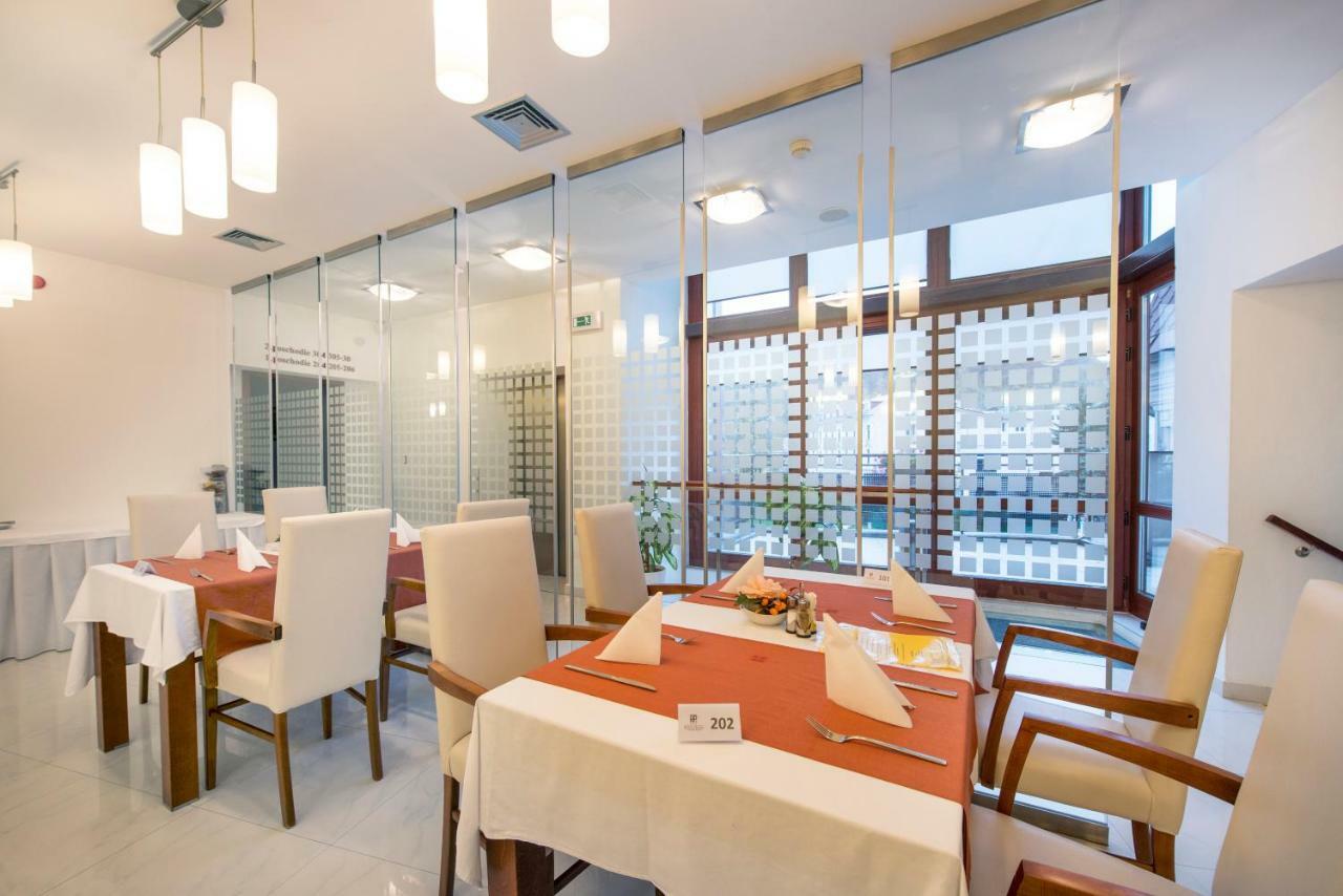 Garni Hotel Praha เตรนชิอาสกี เตปลิตเซ ภายนอก รูปภาพ