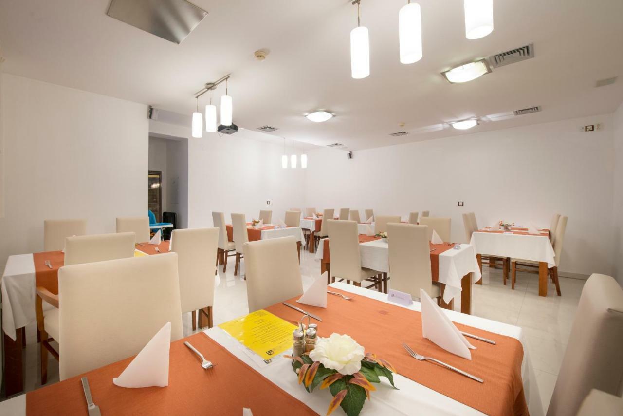 Garni Hotel Praha เตรนชิอาสกี เตปลิตเซ ภายนอก รูปภาพ