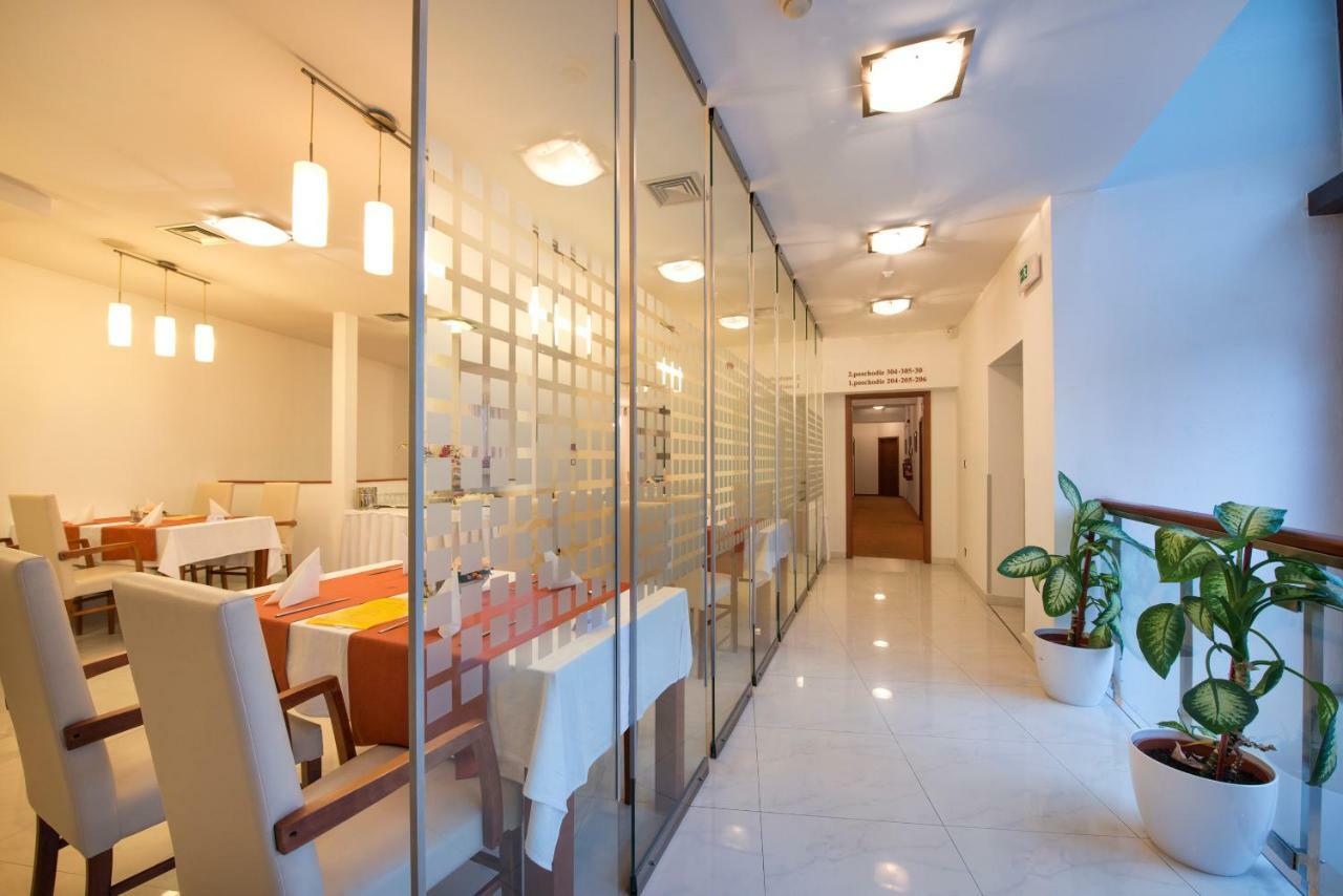 Garni Hotel Praha เตรนชิอาสกี เตปลิตเซ ภายนอก รูปภาพ